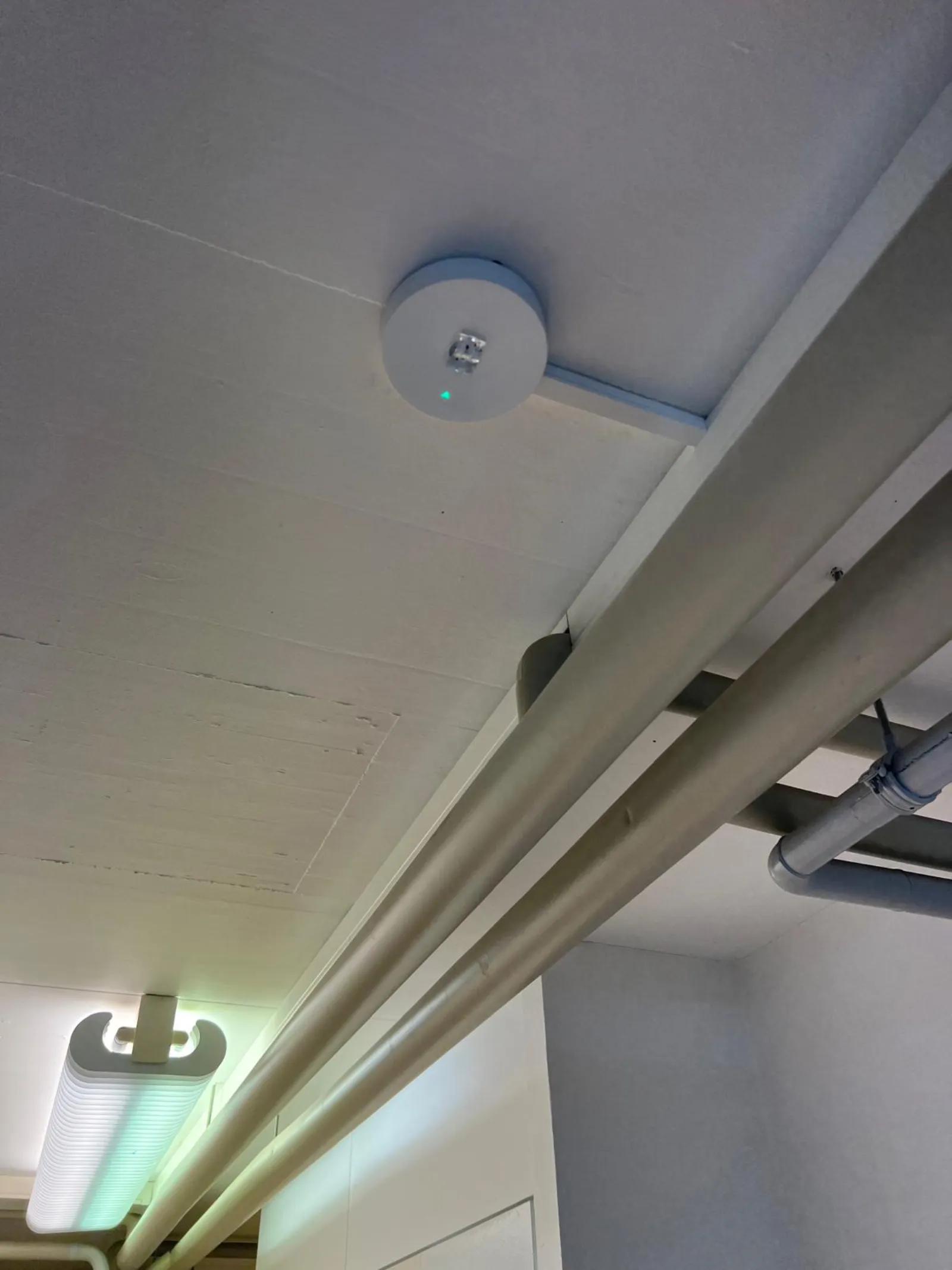 Détecteur de fumée fixé au plafond du couloir bureaux