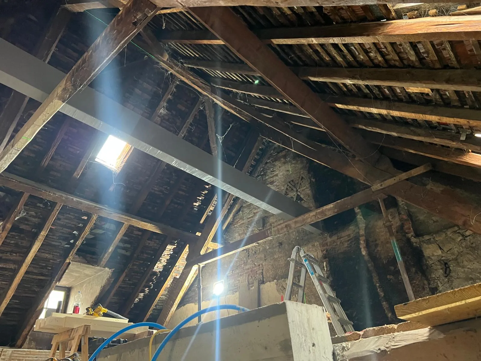 Charpente bois brute avant rénovation des combles