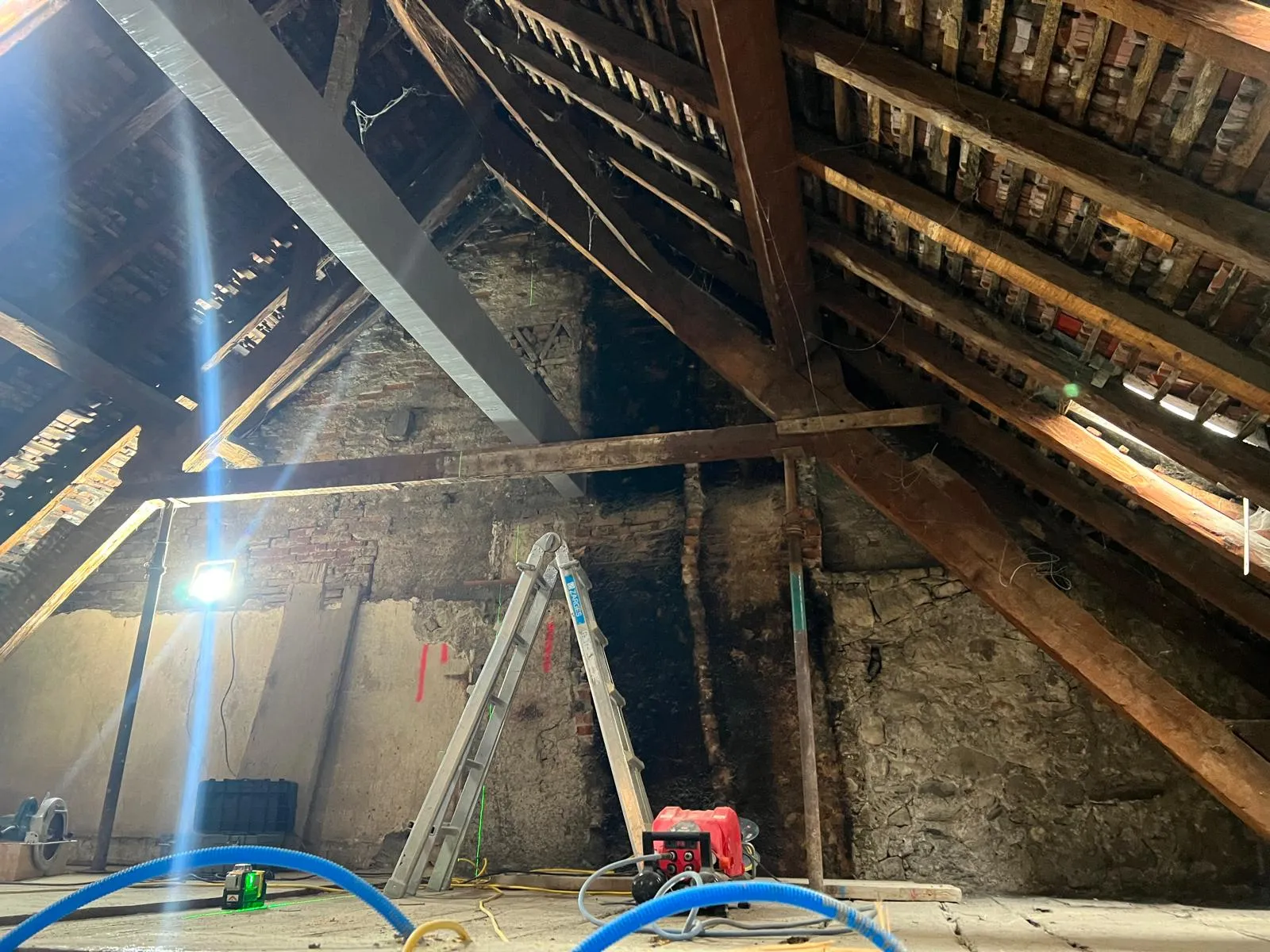 Vue large de la charpente bois brute avant rénovation