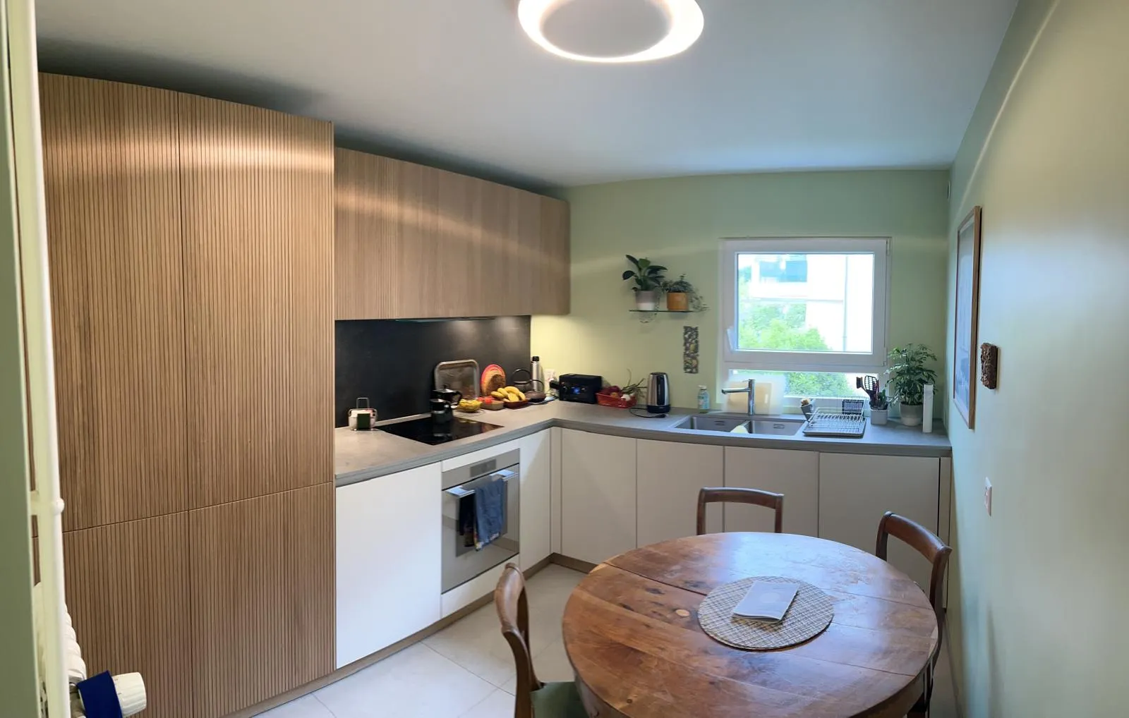 Détail cuisine bois cannelé, plan de travail et plafonnier