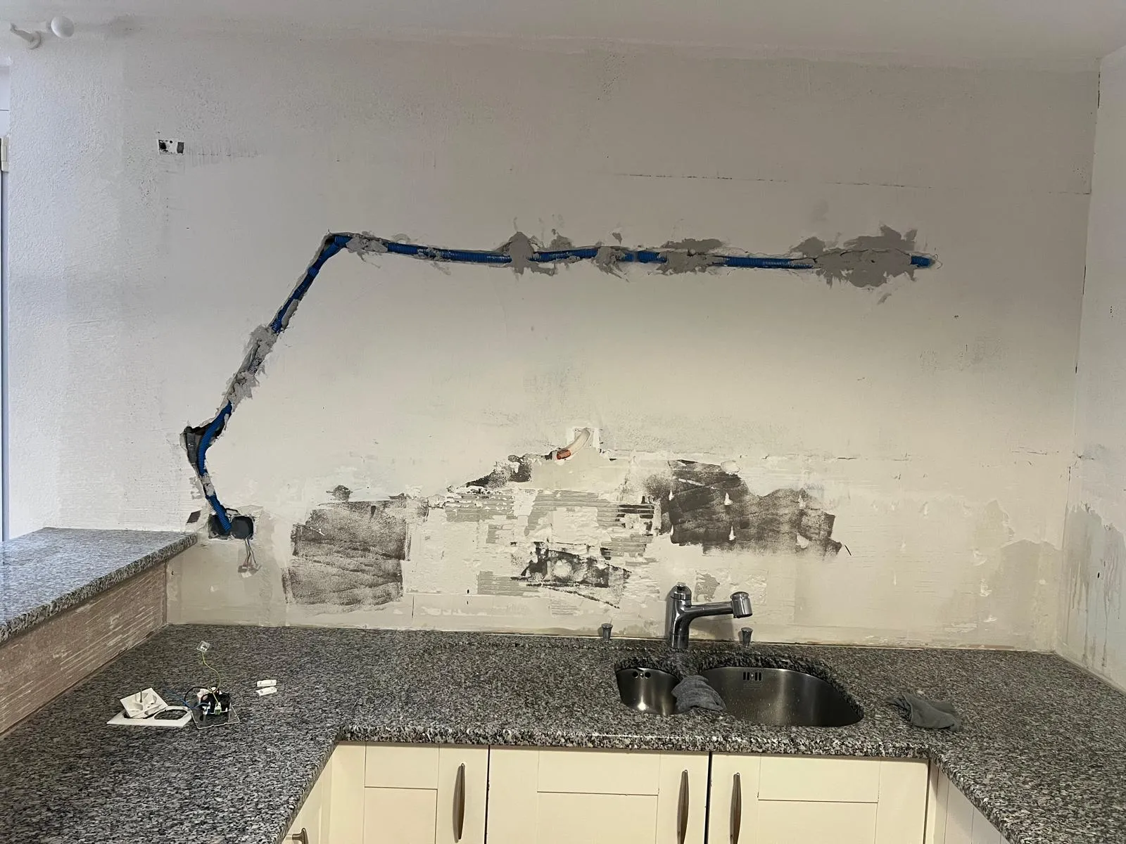 Saignées électriques dans le mur pendant la rénovation cuisine
