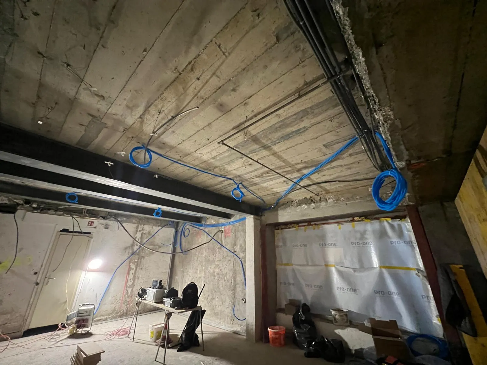 Sous-sol immeuble avec installation électrique en cours