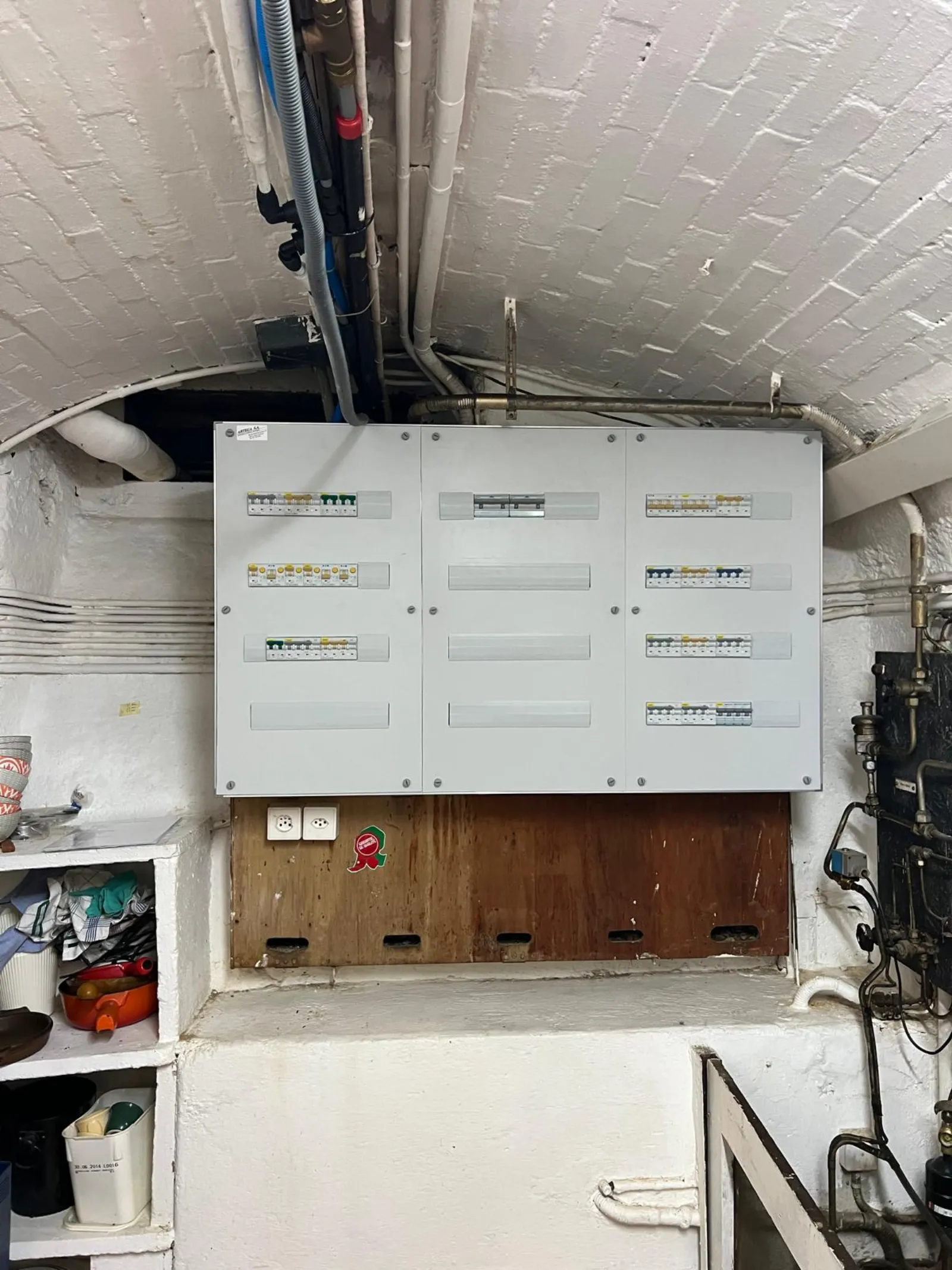 Nouveau tableau Hager trois colonnes installé en cave technique après remise aux normes