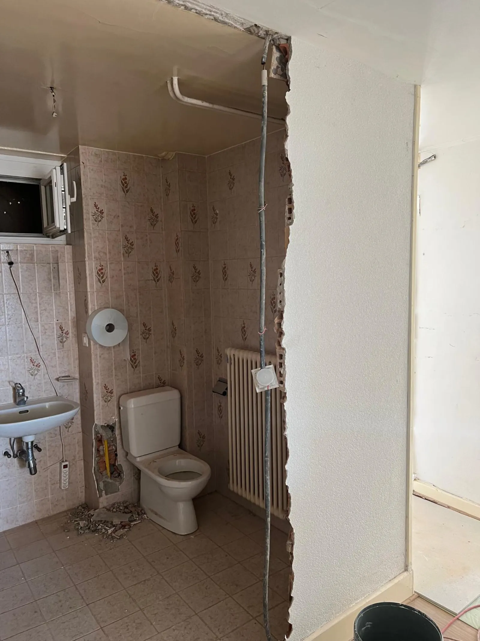Salle de bain d'origine à fleurs avant rénovation appartement Riviera