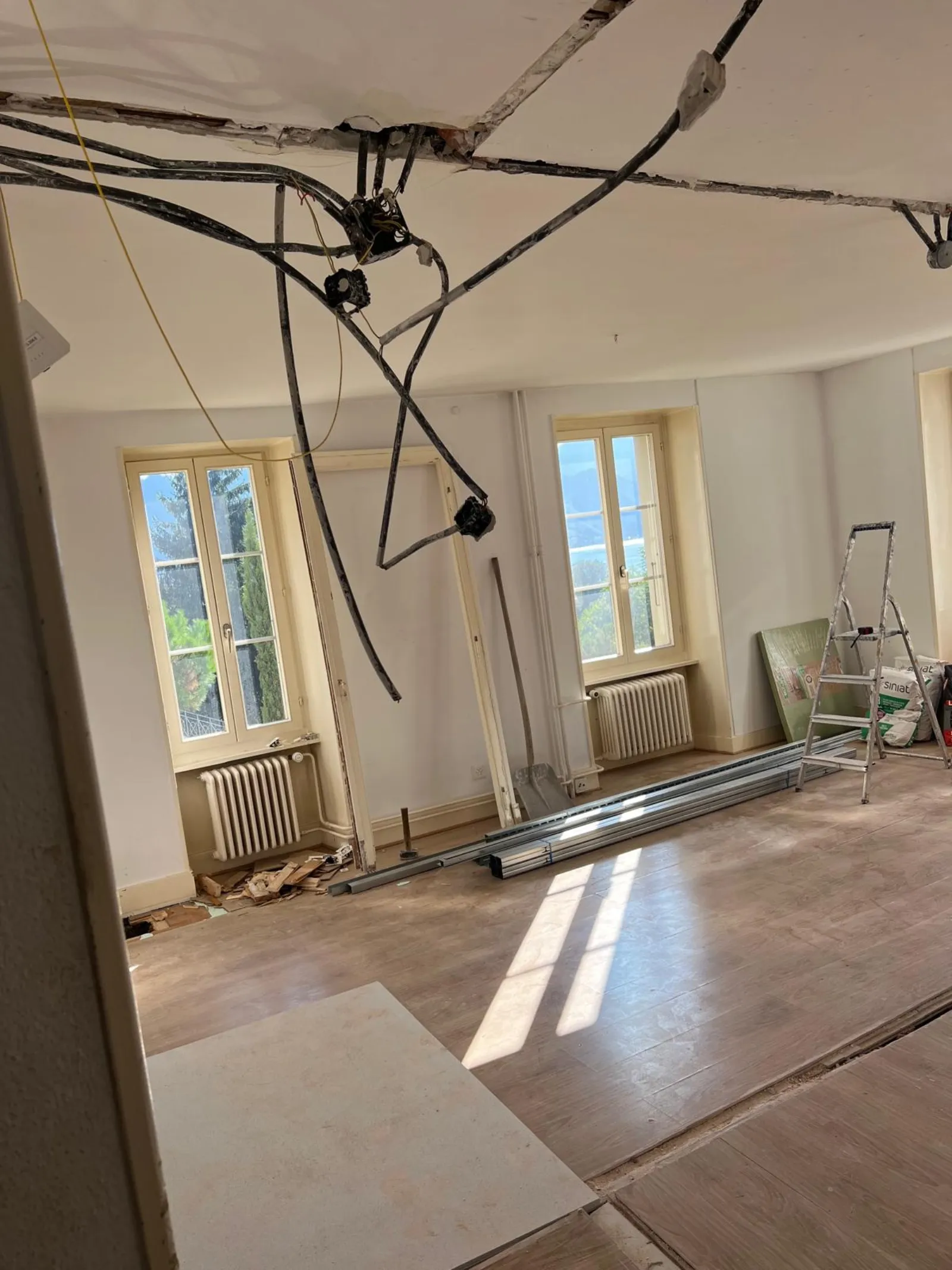 Pièce après dépose, gaines apparentes au plafond pendant le chantier Riviera