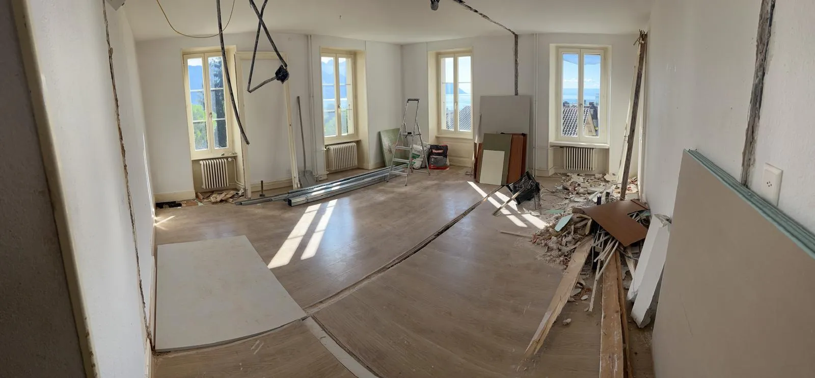Vue panoramique pendant le chantier — fenêtres anciennes sur le lac Léman