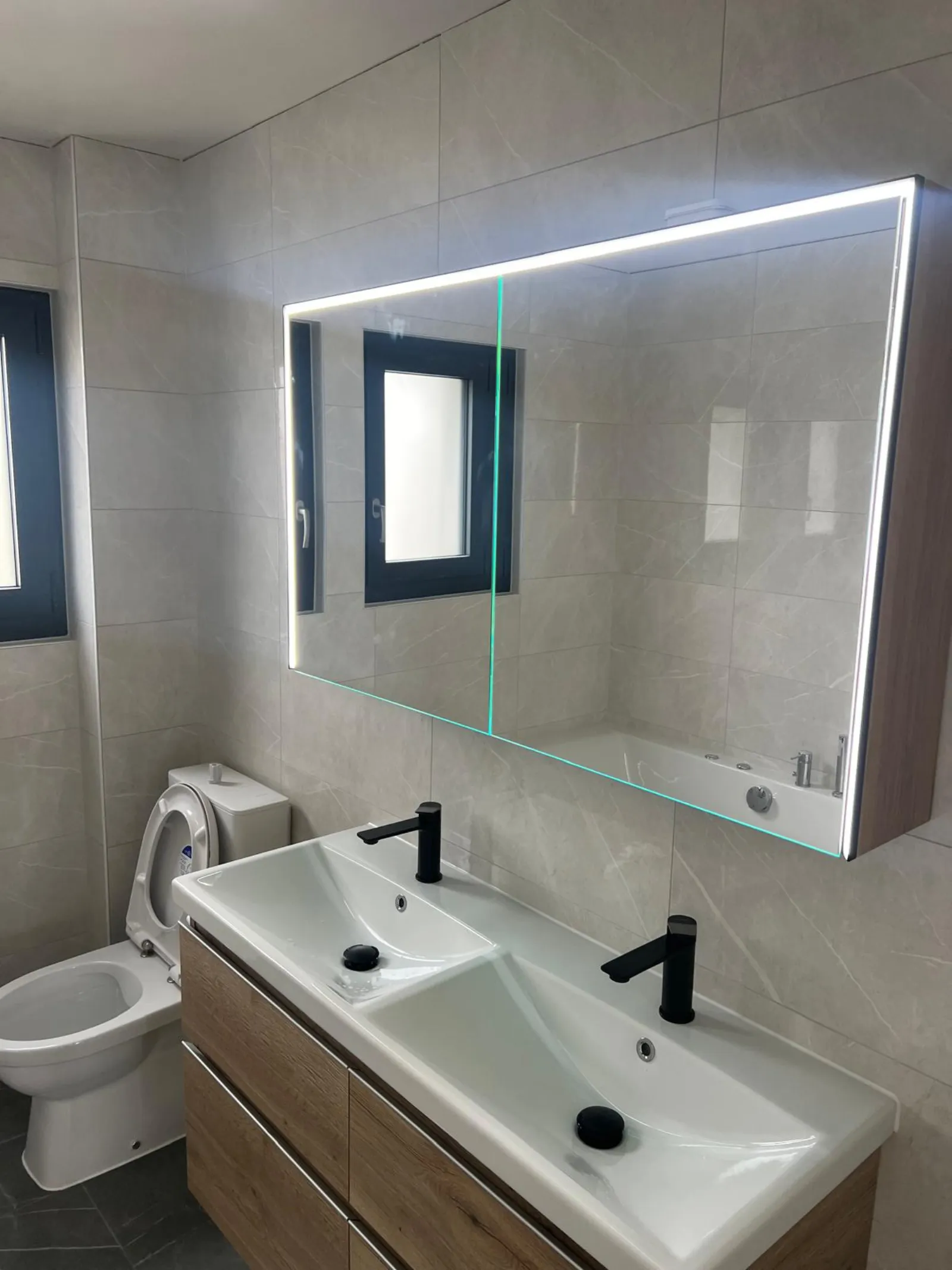 Double vasque avec robinetterie noire et miroir LED rétroéclairé