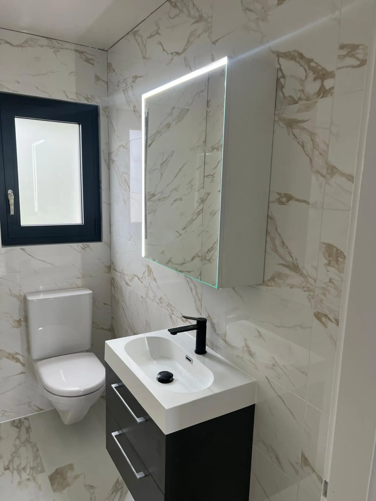 WC séparé marbre beige veiné avec WC suspendu